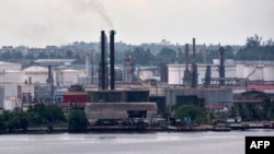 Vista de la refinería Ñico López, en La Habana. (Yamil Lage/AFP)