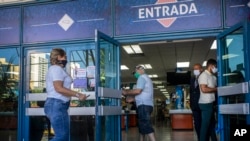 Una tienda de alimentos con venta en dólares estadounidenses en La Habana. (Foto/Ramon Espinosa)