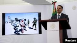 El secretario de Seguridad y Protección Ciudadana de México, Omar García Harfuch, en conferencia de prensa con el fiscal general de México, Alejandro Gertz Manero, sobre la extradición de 29 miembros del cártel de la droga el 28 de febrero de 2025. REUTERS/Raquel Cunha.