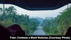 Imagen tomada desde el vehículo que trasladaba a un grupo de migrantes por una carretera entrando a Uruguay